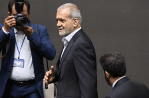 الرئيس الإيراني لا منطق في دعم البنزين