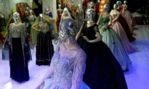 في أفغانستان... مجسمات عرض الملابس بلا وجوه في محال الأزياء