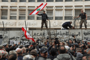محتجون في لبنان يهاجمون المصارف ويطالبون باسترداد الودائع