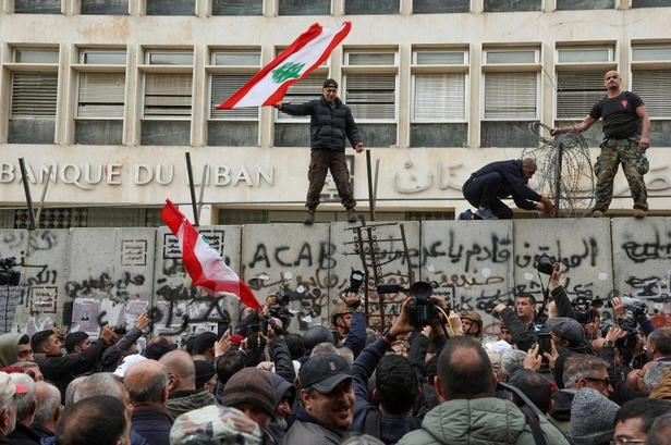 محتجون في لبنان يهاجمون المصارف ويطالبون باسترداد الودائع