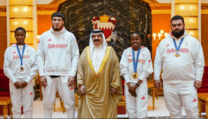 ملك البحرين يمنح أبطال أولمبياد باريس وسام الكفاءة