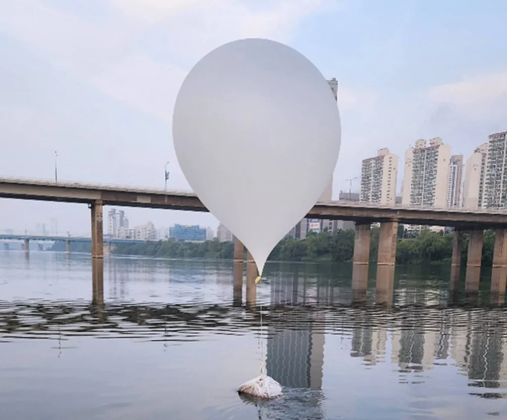 سيول تلوّح بـ«إجراءات عسكرية حاسمة» حيال بالونات النفايات من بيونغ يانغ