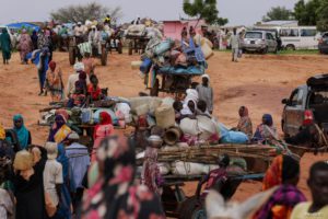 بعد 17 شهرا على بدء الحرب الدائرة بين الجيش السوداني وقوات الدعم السريع، أصبح الجوع أكثر فتكا بالسودانيين، حيث يموت نحو 100 شخص يوميا من الجوع أو من أمراض متعلقة بالجوع، بسبب الاعتقالات التي يتعرض لها العاملين في مجال الإغاثة الإنسانية، والنهب للأغذية من المطابخ الخيرية، ما جعل تقديم القوت اليومي للجياع مستحيل، بل لا يحدث إلا مرة واحدة في الشهر، بحسب شهادات متطوعين في جميع أرجاء السودان.  ويتهم المتطوعون في ولاية الخرطوم ودارفور، كلا طرفي الصراع في السودان بشن هجمات على المطابخ الإنسانية وسرقة المؤن، وأحيانا باعتقال العاملين، رغم أن قوات الدعم السريع نفت سابقا تورطها مؤكدة معاقبة من يتورط في تلك الجرائم، ومن جانبه قال الجيش السوداني أن أي شخص متورط في التعاون من قوات الدعم السريع "المتمردة" معرض للاعتقال.  وفي مناطق يحتفظ الجيش بالسيطرة عليها، وصف ستة متطوعين عمليات الاعتقال والمراقبة، التي قالوا إنها طالت أشخاصا كانوا يساعدون في إدارة المطابخ عن مواصلة هذه المهمة، مما قلل من قدرتهم على العمل.  وتوقفت العديد من المطابخ الخيرية، المعروفة في السودان باسم التكيا، التي كانت مقامة في عدة مدن فر إليها نازحون من مناطق القتال، بسبب عدم قدرتهم على تقديم الوجبات لأسابيع، بعد تعرضهم لهجمات وسرقت الغذاء، أو تعرض المتطوعين للتعذيب أو الاعتقال وأحيانا القتل.  وفي حين كثفت منظمات إنسانية دولية دعمها للمتطوعين المحلين، لأنها لم تتمكن من توصيل المساعدات الغذائية إلى مستحقيها في مناطق النزاع، يقول بعض المتطوعين إن "هذا جعلهم أكثر عرضة للنهب من قبل قوات الدعم السريع".  وقال جهاد صلاح الدين، وهو متطوع غادر مدينة الخرطوم العام الماضي وتحدث من القاهرة "كنا في أمان عندما لم تكن قوات الدعم السريع على علم بالتمويل ... وينظرون إلى مطابخنا كمصدر للطعام".  وقال 12 متطوعا، شريطة عدم نشر هويتهم خوفا من الانتقام، إن كلا من طرفي الصراع هاجم أو احتجز متطوعين للاشتباه في تعاونهم مع الطرف الآخر.  وقال أحد المتطوعين بإن جنود يرتدون زي قوات الدعم السريع سرقوا الهاتف الذي كان يستخدمه لتلقي التبرعات عبر تطبيق مصرفي على الهاتف المحمول، إلى جانب ثلاثة ملايين جنيه سوداني، أي ما يعادل 1200 دولار أمريكي نقدا مخصصة للغذاء في حزيران/ يونيو الماضي.  وأضاف أن هذه كانت واحدة من خمس وقائع هذا العام تعرض فيها للهجوم أو المضايقة من قبل القوات شبه العسكرية التي تسيطر على أحياء يشرف فيها على 21 مطبخا تخدم نحو 10 آلاف شخص.  وذكر أنه في وقت لاحق من شهر حزيران/ يونيو، اقتحمت قوات منزلا يضم أحد المطابخ، في منتصف الليل، وهو نائم، وقاموا بسرقة أكياسا من الذرة والفول، كما قاموا بتقييده وتكميمه وجلده لساعات للحصول منه على معلومات حول من يمول مجموعة المتطوعين التي ينتمي إليها.  وتدير "غرف الطوارئ"، وهي شبكة واسعة من المجموعات المجتمعية، الكثير من المطابخ الخيرية، لكن لا يثق الجيش ولا قوات الدعم السريع في هذه المجموعات، ويرجع ذلك جزئيا إلى أنها تضم أشخاصا كانوا أعضاء في "لجان المقاومة" التي قادت احتجاجات مؤيدة للديمقراطية خلال الانتفاضة، التي أطاحت بعمر البشير في عام 2019.  وقال إيدي رو مدير برنامج الأغذية العالمي التابع للأمم المتحدة في السودان "المطابخ المجتمعية في السودان تشكل شريان حياة للأشخاص الذين تقطعت بهم السبل في مناطق تشهد صراعا مستمرا"، مضيفا أنه "من خلال دعمها، يتمكن برنامج الأغذية العالمي من توصيل الغذاء إلى أيدي مئات الآلاف من الأشخاص المعرضين لخطر المجاعة، حتى في مواجهة القيود الشديدة على الوصول إلى المساعدات" مشددا على ضرورة تأمين سلامة العاملين في مجال الإغاثة.  وتوصلت بعثة لتقصي حقائق تابعة للأمم المتحدة إلى أنه من بين 65 قضية نظرتها محاكم شكلها الجيش لمن قال إنهم "قادة وموظفون" يتبعون قوات الدعم السريع حتى حزيران/يونيو، استهدفت 63 دعوى نشطاء وعاملين في المجال الإنساني، كما جاء في تقرير البعثة، إن من بينهم أعضاء في غرف الطوارئ.  وبحسب مسؤولون في الأمم المتحدة إن أكثر من نصف سكان السودان، أي 25.6 مليون شخص، يعانون من الجوع الحاد ويحتاجون إلى مساعدات عاجلة، كما سجل أنه في المناطق الأكثر نكبة لجأ السكان النازحون بسبب القتال أو المحاصرون في منازلهم إلى أكل الحشائش وأوراق الشجر.