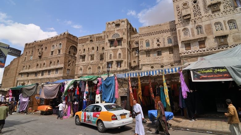 بهدف السيطرة الكاملة على القطاع التجاري وتدمير الاقتصاد الوطني لصالح شركات ومؤسسات تابعة لها