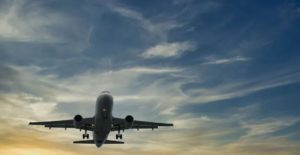 يزيد الوقت والتكلفة.. شركات الطيران تتجنب مجال إيران الجوي
