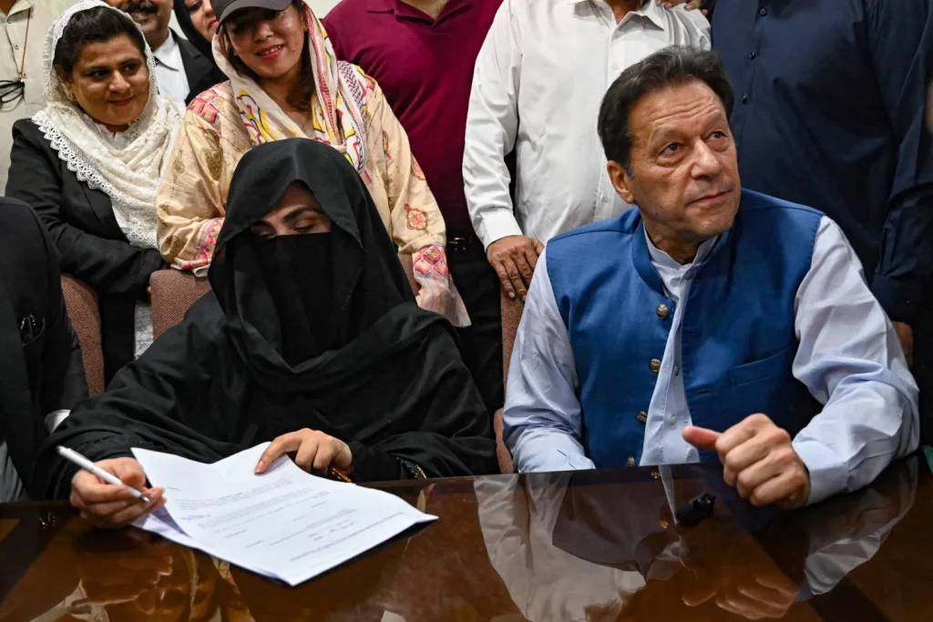 باكستان اتهامات لعمران خان وزوجته بالتحريض على العنف