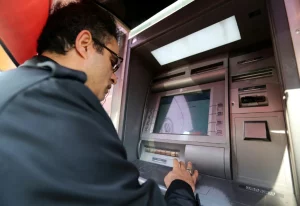 ربط إيران وروسيا نظاميهما للبطاقات المصرفية في مواجهة العقوبات الغربية