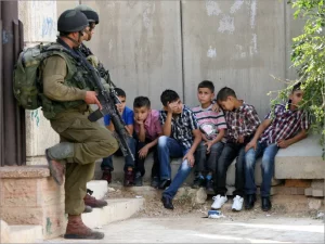 نحو 700 طفل فلسطيني يحاكَمون في محاكم عسكرية إسرائيلية