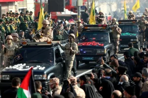 آلاف من عناصر الحرس الثوري يشاركون في عرض عسكري بطهران