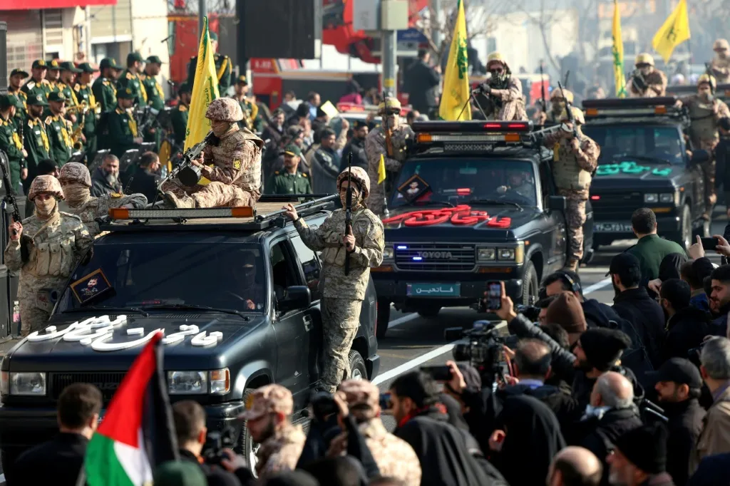 آلاف من عناصر الحرس الثوري يشاركون في عرض عسكري بطهران
