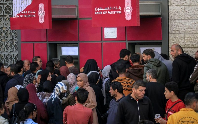 أزمة السيولة النقدية بغزة قوات الاحتلال تُعمّق معاناة الغزيين