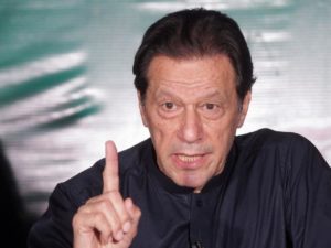 الحكم بالسجن 14 عاما على عمران خان في قضية فساد في باكستان