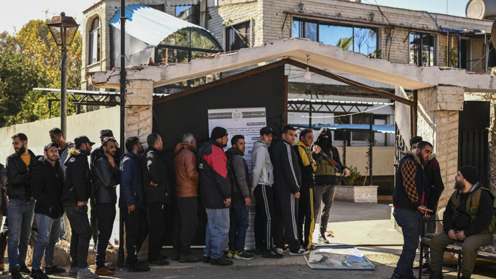 من أمام مراكز التسوية في دمشق ... كيف تستقبل هيئة تحرير الشام التابعين لنظام بشار الأسد ؟