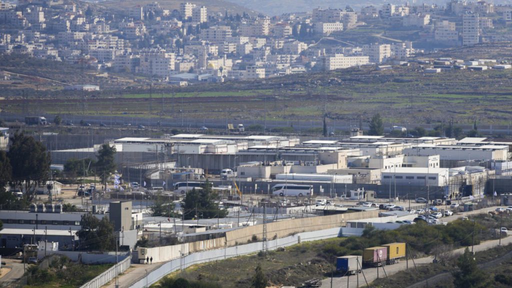 وصول الفلسطينيين المفرج عنهم من السجون الإسرائيلية في إطار صفقة غزة إلى رام الله