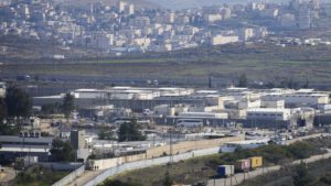 وصول الفلسطينيين المفرج عنهم من السجون الإسرائيلية في إطار صفقة غزة إلى رام الله