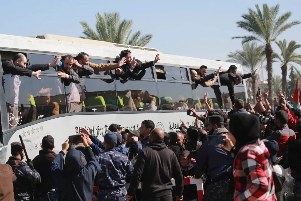 «حماس» وإسرائيل تُنجحان التبادل السادس وتتبادلان رسائل التحدي