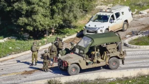 فادت وكالة الأنباء اللبنانية، الجمعة، بأن الجيش الإسرائيلي يتوغل في اتجاه الأطراف الشمالية الشرقية لبلدة يارون في قضاء بنت جبيل جنوبي لبنان. وقالت الوكالة: "سجل ظهر اليوم توغل لآليات عسكرية لجيش العدو الاسرائيلي في اتجاه خلة عاشور في الأطراف الشمالية الشرقية لبلدة يارون في قضاء بنت جبيل، وتزامن ذلك مع إطلاق رصاص في محيط المكان باتجاه الساتر الترابي عند مدخل البلدة وتحليق للمسيرات المعادية في أجواء المنطقة". وقال بري إن الجانب الأميركي أبلغه باعتزام إسرائيل البقاء في هذه النقاط الخمس، وشدد على أن مسؤولية واشنطن في هذه المرحلة هي فرض الانسحاب الكامل من جنوب لبنان على إسرائيل. وأكد بري أيضا أنه رفض الحديث عن أي مهلة لتمديد فترة الانسحاب، مضيفا أن بقاء الجيش الإسرائيلي يعني أنه سيمارس حرية الحركة والاعتداء في لبنان، وهو أمر مرفوض، حسب قوله. وطلب رئيس الوزراء الإسرائيلي بنيامين نتنياهو من الرئيس الأميركي دونالد ترامب الحفاظ على 5 نقاط عسكرية في الجنوب اللبناني. ونقلت القناة 13 عن مسؤولين إسرائيليين إن المواقع الاستراتيجية الخمس تشكل حاجزاً بين سكان شمال إسرائيل وسكان جنوب لبنان. وبررت تل أبيب الطلب بالقول إن الاتفاق لم يتم تنفيذه بالكامل.
