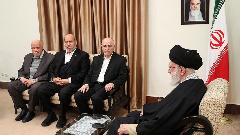 وفد من كبار قيادات حماس يلتقي المرشد الإيراني في طهران