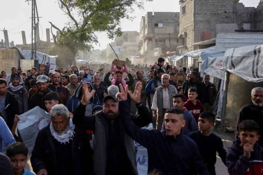 مسيرات في بيت لاهيا تهاجم حماس وتدعو لوقف الحرب وسط هتافات بينها «الشعب يريد إبعاد حماس»، و«حماس برا برا»، و«دماء أطفالنا ليست رخيصة... بدنا نعيش بسلام وأمان... أوقفوا شلال الدماء»