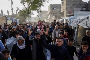 مسيرات في بيت لاهيا تهاجم حماس وتدعو لوقف الحرب وسط هتافات بينها «الشعب يريد إبعاد حماس»، و«حماس برا برا»، و«دماء أطفالنا ليست رخيصة... بدنا نعيش بسلام وأمان... أوقفوا شلال الدماء»