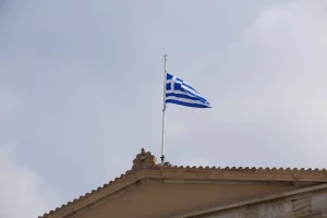 اليونان تستبعد عقد اجتماع رفيع المستوى قريباً مع تركيا بعد سجن إمام أوغلو