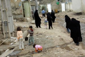 انقطاع الكهرباء والمياه يفاقم معاناة الإيرانيين ويضاعف الفقر حيث 25 ألف ميغاواط عجزاً في الطاقة نتيجة لسياسات الحرب ونقص السيولة