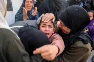 نحو 800 قتيل منذ استئناف الضربات الإسرائيلية على حركة «حماس» في غزة قبل أسبوع،... وأوامر إخلاء جديدة