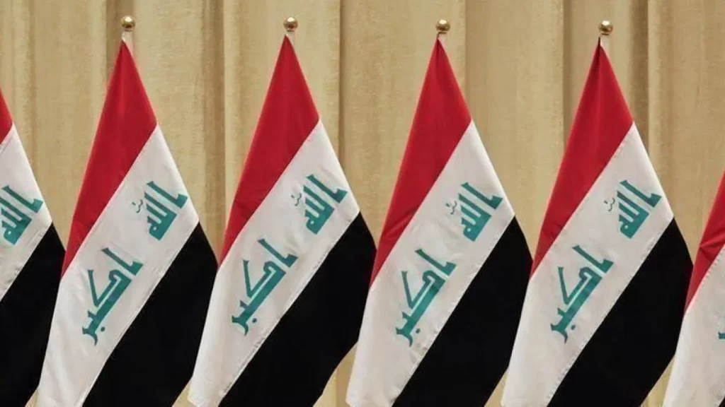 لا تزال الاعتراضات تتفاعل في أوساط سياسية شيعية بشأن اللقاء الذي جمع رئيس الوزراء محمد شياع السوداني، والرئيس السوري أحمد الشرع في الدوحة، فيما بدأ المبعوثون الرسميون توزيع الدعوات الخاصة بالقمة العربية التي تستضيفها بغداد في 17 مايو (أيار) المقبل، إلى الملوك والرؤساء العرب. وأعلن عدد من النواب الشيعة داخل البرلمان أنهم تمكنوا من جمع نحو 50 توقيعاً برلمانياً بشأن «سرية» زيارة السوداني إلى قطر ولقائه الشرع، فضلاً عن دعوتهم لاستحصال قرار برلماني يمنع حضور الشرع إلى القمة. لكن الواضح أن رئيس الوزراء العراقي عازم على المضي في الترتيبات الخاصة بالقمة العربية التي تستضيفها بغداد في 17 مايو المقبل، سواء على مستوى التحضيرات اللوجيستية داخل العاصمة العراقية التي تحولت إلى ورشة عمل، بدءاً من شارع المطار إلى القصر الحكومي ومكان إقامة الملوك والرؤساء العرب والوفود المرافقة لهم، أو على صعيد توجيه الدعوات رسمياً. وفي هذا السياق، توجه 3 وزراء إلى الأقطار العربية لتسليم دعوات القمة؛ وهم وزير الخارجية فؤاد حسين، ووزير الداخلية عبد الأمير الشمري، ووزير التخطيط محمد تميم.