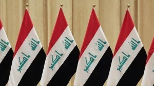 لا تزال الاعتراضات تتفاعل في أوساط سياسية شيعية بشأن اللقاء الذي جمع رئيس الوزراء محمد شياع السوداني، والرئيس السوري أحمد الشرع في الدوحة، فيما بدأ المبعوثون الرسميون توزيع الدعوات الخاصة بالقمة العربية التي تستضيفها بغداد في 17 مايو (أيار) المقبل، إلى الملوك والرؤساء العرب. وأعلن عدد من النواب الشيعة داخل البرلمان أنهم تمكنوا من جمع نحو 50 توقيعاً برلمانياً بشأن «سرية» زيارة السوداني إلى قطر ولقائه الشرع، فضلاً عن دعوتهم لاستحصال قرار برلماني يمنع حضور الشرع إلى القمة. لكن الواضح أن رئيس الوزراء العراقي عازم على المضي في الترتيبات الخاصة بالقمة العربية التي تستضيفها بغداد في 17 مايو المقبل، سواء على مستوى التحضيرات اللوجيستية داخل العاصمة العراقية التي تحولت إلى ورشة عمل، بدءاً من شارع المطار إلى القصر الحكومي ومكان إقامة الملوك والرؤساء العرب والوفود المرافقة لهم، أو على صعيد توجيه الدعوات رسمياً. وفي هذا السياق، توجه 3 وزراء إلى الأقطار العربية لتسليم دعوات القمة؛ وهم وزير الخارجية فؤاد حسين، ووزير الداخلية عبد الأمير الشمري، ووزير التخطيط محمد تميم.