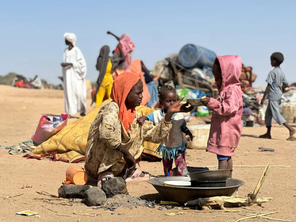 تتعرض مدينة الفاشر لقصف مدفعي كثيف من «قوات الدعم السريع»، في وقت توسع توغلها البري ببطء وحذر، فيما تعمل قوات الجيش السوداني، والقوة المشتركة المتحالفة معها، على منع تقدمها والسيطرة عليها. واستولت «الدعم السريع»، الأسبوع الماضي، على مخيم زمزم للنازحين، الذي يبعد نحو 12 كيلومتراً جنوب الفاشر، عاصمة ولاية شمال دارفور، لإحكام الحصار على المدينة من عدة محاور، وكانت أغلب التوقعات تذهب إلى أنها قد تشن هجوماً برياً سريعاً خلال أيام قليلة. ووثقت مقاطع فيديو تداولتها حسابات موالية لـ«الدعم السريع» في منصات التواصل الاجتماعي، اشتباكات عنيفة بالأسلحة الثقيلة والخفيفة تدور داخل الفاشر، وتصاعد أعمدة الدخان بكثافة في محيط الأحياء السكنية. وتعرضت الفاشر لأكثر من 200 هجوم على مدى عام لمحاولات من «الدعم السريع» لاقتحامها والسيطرة عليها، أحبطتها قوات الجيش السوداني والفصائل الدارفورية المتحالفة. وقالت مصادر محلية إن «الدعم السريع» دخلت بالفعل في أحياء سكنية والفاشر، وأن هناك قتال شوارع يدور بين الطرفين، وأن المعارك على أشدها، يتوقع بعدها أن تبدأ في الاجتياح النهائي. أضافت المصادر أن هذا الهجوم يختلف كثيراً عن سابقاته؛ إذ تطلق «الدعم السريع» من مناطق تمركزها القذائف المدفعية تجاه الأحياء السكنية والمواقع العسكرية. وأفادت مصادر محلية غادرت الفاشر «الشرق الأوسط» بأن المدينة دمرت بشكل كبير، جراء القصف العشوائي الذي ظلت تشنه «قوات الدعم السريع» من دون توقف. وقالت المصادر نفسها إن أعداداً كبيرة من الأهالي هجروا منازلهم، ومن تبقى منهم يسعى للفرار بعد اشتداد القصف والاشتباكات في الأيام الماضية. ويريد القادة العسكريون لـ«الدعم السريع» الاستيلاء على الفاشر لأسباب عسكرية وسياسية، بحكم أنها المعقل الأخير للجيش والقوات المتحالفة في إقليم دارفور، والسيطرة عليها قد يمكنها من تهديد مناطق أكبر في شمال البلاد، بحسب تهديدات سابقة صادرة من قادتها العليا. ووظفت «الدعم السريع» موارد عسكرية ضخمة للاستيلاء على المدينة، ونجحت بالسيطرة على محليات: المالحة وأم كدادة ومخيم زمزم، لعزلها تماماً عن أي إمداد عسكري أو لوجيستي لفك الحصار عنها. وأفادت الفرقة السادسة مشاة التابعة للجيش السوداني في الفاشر، بأن قواتها تمكنت، الأربعاء، من صد أعنف هجوم شنته «الدعم السريع» بهدف التسلل من الاتجاه الجنوبي الغربي للمدينة، أسفر عن مقتل وإصابة العشرات في صفوف العدو. وقالت الفرقة السادسة في بيان على موقع «فيسبوك»، الخميس، إن «الأوضاع تحت السيطرة التامة بفضل قوات الفاشر الباسلة الصامدة». وإذا لم تستطع «قوات الدعم السريع» السيطرة على المدينة، فقد يمثل ذلك انتكاسة كبيرة لها. وكان الجيش توعد بعد انتهاء المعارك في الخرطوم بأنه سيتوجه لتحرير دارفور. في وقت سابق، حذر قائد حركة «جيش تحرير السودان»، حاكم إقليم دارفور، مني أركو مناوي، من أن سقوط الفاشر يعني سقوط مدن السودان بالتتابع. وبحسب «تنسيقية لجان مقاومة الفاشر»، فإن القصف المدفعي الكثيف الذي تشنه «الدعم السريع» على الفاشر، يتزامن مع إطلاقها مسيرات انتحارية واستراتيجية عشوائياً على المناطق السكنية. وقال المستشار القانوني لـ«الدعم السريع» محمد المختار لـ«الشرق الأوسط»، إن «قواتنا تحرز تقدماً ملحوظاً وتقترب من أسوار الفرقة العسكرية للجيش... قواتنا تضغط بشدة، والاستيلاء على الفاشر لن يستغرق وقتاً طويلاً». وقال المستشار في الأكاديمية العليا للدراسات الاستراتيجية والأمنية، اللواء معتصم عبد القادر الحسن، لـ«الشرق الأوسط»، إن «الجيش السوداني يعمل وفق استراتيجية كلية، وتنفذ قواته حالياً عمليات عسكرية مكثفة في إقليمي دارفور وكردفان لقطع الإمداد العسكري والبشري عن (الدعم السريع) هناك، وقطعاً ستؤثر هذه التحركات على الوضع في الفاشر لصالح الجيش». وأضاف أن القوات في الفاشر استطاعت الصمود طيلة الأشهر الماضية، وصد أكثر من 200 هجوم على المدينة، وأحياناً كانت تنفذ هجمات تجبر «الدعم السريع» على الانسحاب، بالإضافة إلى قيامها بعمليات استخباراتية لوقف أي إمداداتها بالمقاتلين من الحواضن الاجتماعية الموالية لها. وذكر أن الوضع يحتاج إلى بعض الوقت، لكن من ناحية التفوق فإن الحشود العسكرية التي انطلقت صوب الفاشر ستحرر من الخارج والداخل، ولا توجد أي إشكالات للقوات داخل المدينة في الصمود وتقديم التضحيات. وأشار إلى أن الجيش جهز قوة كبيرة من القوات المساندة له من كتائب (البراء بن مالك ودرع السودان) والمقاومة الشعبية، بالإضافة إلى القوات الموجودة في الفاشر، سيتم فك الحصار عن المدنية. وقال عبد القادر إن «قوات الدعم السريع» في محيط الفاشر شبه محاصرة، وليست لديها القدرة على مواصلة خطوط الإمداد، وتعويض الأسلحة والذخائر، والخسائر في صفوف مقاتليها، وهي نفس الخطط التي اتبعها الجيش في العاصمة الخرطوم والولايات الوسطى لمحاصرة «الدعم السريع» وهزيمتها. وأضاف: «لا أتوقع أن تستغرق العمليات في دارفور طويلاً، وما يروج له قادة (ميليشيا الدعم السريع) عن قرب سقوط الفاشر، لا يعدو أن يكون دعاية إعلامية حربية، لكن المعركة الحقيقية ستحسم لصالح القوات المسلحة السودانية». مع تفاقم الأوضاع والحشود العسكرية، تتزايد المخاوف من تردي الأوضاع الإنسانية أكثر في الفاشر التي فر منها الآلاف من المدنيين في الأسابيع الماضية بسبب النقص الكبير في الغذاء ومياه الشرب والأدوية. وقتل وجرح المئات من المدنيين خلال الأيام القليلة الماضية في الفاشر جراء القصف المدفعي المتواصل الذي تشنه «الدعم السريع» على المدينة.