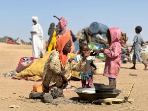 تتعرض مدينة الفاشر لقصف مدفعي كثيف من «قوات الدعم السريع»، في وقت توسع توغلها البري ببطء وحذر، فيما تعمل قوات الجيش السوداني، والقوة المشتركة المتحالفة معها، على منع تقدمها والسيطرة عليها. واستولت «الدعم السريع»، الأسبوع الماضي، على مخيم زمزم للنازحين، الذي يبعد نحو 12 كيلومتراً جنوب الفاشر، عاصمة ولاية شمال دارفور، لإحكام الحصار على المدينة من عدة محاور، وكانت أغلب التوقعات تذهب إلى أنها قد تشن هجوماً برياً سريعاً خلال أيام قليلة. ووثقت مقاطع فيديو تداولتها حسابات موالية لـ«الدعم السريع» في منصات التواصل الاجتماعي، اشتباكات عنيفة بالأسلحة الثقيلة والخفيفة تدور داخل الفاشر، وتصاعد أعمدة الدخان بكثافة في محيط الأحياء السكنية. وتعرضت الفاشر لأكثر من 200 هجوم على مدى عام لمحاولات من «الدعم السريع» لاقتحامها والسيطرة عليها، أحبطتها قوات الجيش السوداني والفصائل الدارفورية المتحالفة. وقالت مصادر محلية إن «الدعم السريع» دخلت بالفعل في أحياء سكنية والفاشر، وأن هناك قتال شوارع يدور بين الطرفين، وأن المعارك على أشدها، يتوقع بعدها أن تبدأ في الاجتياح النهائي. أضافت المصادر أن هذا الهجوم يختلف كثيراً عن سابقاته؛ إذ تطلق «الدعم السريع» من مناطق تمركزها القذائف المدفعية تجاه الأحياء السكنية والمواقع العسكرية. وأفادت مصادر محلية غادرت الفاشر «الشرق الأوسط» بأن المدينة دمرت بشكل كبير، جراء القصف العشوائي الذي ظلت تشنه «قوات الدعم السريع» من دون توقف. وقالت المصادر نفسها إن أعداداً كبيرة من الأهالي هجروا منازلهم، ومن تبقى منهم يسعى للفرار بعد اشتداد القصف والاشتباكات في الأيام الماضية. ويريد القادة العسكريون لـ«الدعم السريع» الاستيلاء على الفاشر لأسباب عسكرية وسياسية، بحكم أنها المعقل الأخير للجيش والقوات المتحالفة في إقليم دارفور، والسيطرة عليها قد يمكنها من تهديد مناطق أكبر في شمال البلاد، بحسب تهديدات سابقة صادرة من قادتها العليا. ووظفت «الدعم السريع» موارد عسكرية ضخمة للاستيلاء على المدينة، ونجحت بالسيطرة على محليات: المالحة وأم كدادة ومخيم زمزم، لعزلها تماماً عن أي إمداد عسكري أو لوجيستي لفك الحصار عنها. وأفادت الفرقة السادسة مشاة التابعة للجيش السوداني في الفاشر، بأن قواتها تمكنت، الأربعاء، من صد أعنف هجوم شنته «الدعم السريع» بهدف التسلل من الاتجاه الجنوبي الغربي للمدينة، أسفر عن مقتل وإصابة العشرات في صفوف العدو. وقالت الفرقة السادسة في بيان على موقع «فيسبوك»، الخميس، إن «الأوضاع تحت السيطرة التامة بفضل قوات الفاشر الباسلة الصامدة». وإذا لم تستطع «قوات الدعم السريع» السيطرة على المدينة، فقد يمثل ذلك انتكاسة كبيرة لها. وكان الجيش توعد بعد انتهاء المعارك في الخرطوم بأنه سيتوجه لتحرير دارفور. في وقت سابق، حذر قائد حركة «جيش تحرير السودان»، حاكم إقليم دارفور، مني أركو مناوي، من أن سقوط الفاشر يعني سقوط مدن السودان بالتتابع. وبحسب «تنسيقية لجان مقاومة الفاشر»، فإن القصف المدفعي الكثيف الذي تشنه «الدعم السريع» على الفاشر، يتزامن مع إطلاقها مسيرات انتحارية واستراتيجية عشوائياً على المناطق السكنية. وقال المستشار القانوني لـ«الدعم السريع» محمد المختار لـ«الشرق الأوسط»، إن «قواتنا تحرز تقدماً ملحوظاً وتقترب من أسوار الفرقة العسكرية للجيش... قواتنا تضغط بشدة، والاستيلاء على الفاشر لن يستغرق وقتاً طويلاً». وقال المستشار في الأكاديمية العليا للدراسات الاستراتيجية والأمنية، اللواء معتصم عبد القادر الحسن، لـ«الشرق الأوسط»، إن «الجيش السوداني يعمل وفق استراتيجية كلية، وتنفذ قواته حالياً عمليات عسكرية مكثفة في إقليمي دارفور وكردفان لقطع الإمداد العسكري والبشري عن (الدعم السريع) هناك، وقطعاً ستؤثر هذه التحركات على الوضع في الفاشر لصالح الجيش». وأضاف أن القوات في الفاشر استطاعت الصمود طيلة الأشهر الماضية، وصد أكثر من 200 هجوم على المدينة، وأحياناً كانت تنفذ هجمات تجبر «الدعم السريع» على الانسحاب، بالإضافة إلى قيامها بعمليات استخباراتية لوقف أي إمداداتها بالمقاتلين من الحواضن الاجتماعية الموالية لها. وذكر أن الوضع يحتاج إلى بعض الوقت، لكن من ناحية التفوق فإن الحشود العسكرية التي انطلقت صوب الفاشر ستحرر من الخارج والداخل، ولا توجد أي إشكالات للقوات داخل المدينة في الصمود وتقديم التضحيات. وأشار إلى أن الجيش جهز قوة كبيرة من القوات المساندة له من كتائب (البراء بن مالك ودرع السودان) والمقاومة الشعبية، بالإضافة إلى القوات الموجودة في الفاشر، سيتم فك الحصار عن المدنية. وقال عبد القادر إن «قوات الدعم السريع» في محيط الفاشر شبه محاصرة، وليست لديها القدرة على مواصلة خطوط الإمداد، وتعويض الأسلحة والذخائر، والخسائر في صفوف مقاتليها، وهي نفس الخطط التي اتبعها الجيش في العاصمة الخرطوم والولايات الوسطى لمحاصرة «الدعم السريع» وهزيمتها. وأضاف: «لا أتوقع أن تستغرق العمليات في دارفور طويلاً، وما يروج له قادة (ميليشيا الدعم السريع) عن قرب سقوط الفاشر، لا يعدو أن يكون دعاية إعلامية حربية، لكن المعركة الحقيقية ستحسم لصالح القوات المسلحة السودانية». مع تفاقم الأوضاع والحشود العسكرية، تتزايد المخاوف من تردي الأوضاع الإنسانية أكثر في الفاشر التي فر منها الآلاف من المدنيين في الأسابيع الماضية بسبب النقص الكبير في الغذاء ومياه الشرب والأدوية. وقتل وجرح المئات من المدنيين خلال الأيام القليلة الماضية في الفاشر جراء القصف المدفعي المتواصل الذي تشنه «الدعم السريع» على المدينة.