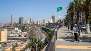 قال المركز الجزائري للبحث في علم الفلك والفيزياء الفلكية والفيزياء الأرضية، إن زلزالا بقوة 3ر3 ضرب، يوم الأربعاء، مدينة وهران (400 كيلومتر غربي الجزائر العاصمة). وحدد مركز الهزة بـ 26 كيلومترا شمال غرب مدينة أرزيو، الواقعة شرق ولاية وهران، وفق أسوشيتد برس. ولم تعلن السلطات الجزائرية تسجيل أي خسائر بشرية أو مادية جراء الزلزال. كان زلزال بقوة 3.7 درجة على مقياس ريختر ضرب مدينة المسيلة شرقي البلاد، يوم الثلاثاء، دون تسجيل خسائر.