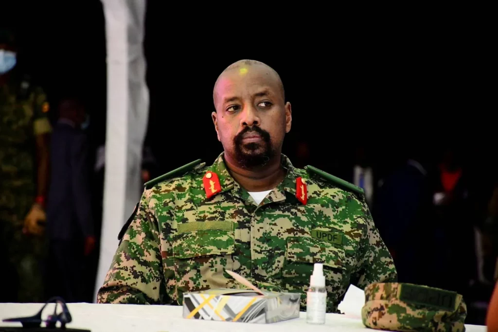 قائد الجيش الأوغندي يهدد بترحيل ناخبين يقترعون ضد والده الرئيس ويمنع النساء في الجيش من ارتداء السراويل