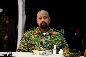 قائد الجيش الأوغندي يهدد بترحيل ناخبين يقترعون ضد والده الرئيس ويمنع النساء في الجيش من ارتداء السراويل