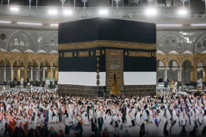 11 رافعة تحمي كسوة الكعبة من التمزق خلال موسم الحج