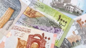 سوريا تعتزم طباعة العملة في الإمارات وألمانيا بدلا من روسيا مع إزالة صورة الرئيس السوري السابق بشار الأسد من بعض فئات الليرة السورية