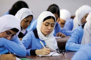 مصر تكرس إلزامية التعليم لسد ثغرة الزواج المبكر