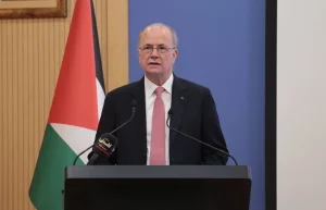 السلطة الفلسطينية تدفع 35 % من رواتب موظفيها عن أبريل الماضي