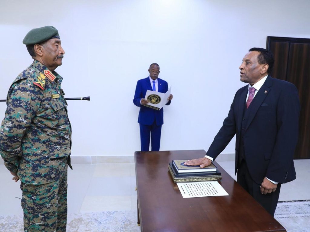 السودان: بعد أدائه اليمين رئيسا للوزراء.. كيف يختلف كامل إدريس عن عبد الله حمدوك؟