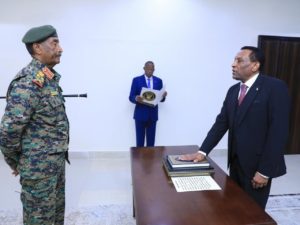 السودان: بعد أدائه اليمين رئيسا للوزراء.. كيف يختلف كامل إدريس عن عبد الله حمدوك؟