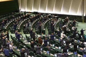 إيران: البرلمان الإيراني يقر مشروعاً لتشديد الرقابة على الإنترنت ومنع النواب من استخدام الجوالات خلال الجلسات العامة واللجان المختصة