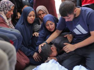 غزة بين نيران الغارات وأمل المفاوضات.. والقطاع الصحي على شفير الإنهيار