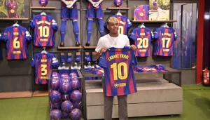 لامين يامال يرتدي قميص الأساطير في برشلونة رسمياً