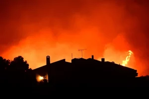 اليونان تواجه أكثر من 20 حريقا تؤججها رياح عاتية