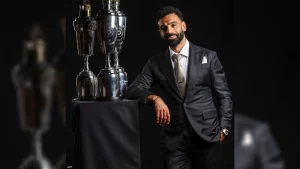نجم ليفربول محمد صلاح وسط الكؤوس.. صورة تشعل الإنترنت