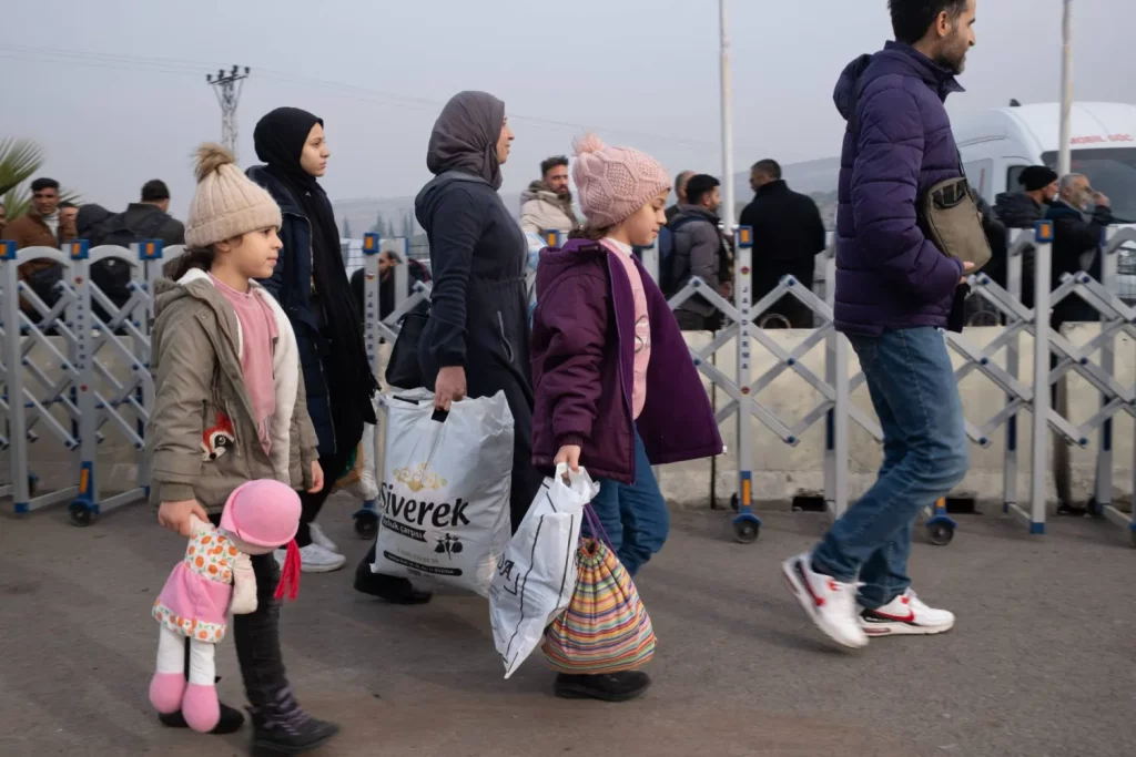 أكثر من 410 آلاف لاجئ سوري عادوا من تركيا منذ سقوط نظام بشار الأسد مطلع ديسمبر