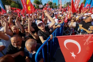 تركيا: عشرات الآلاف يتظاهرون في أنقرة دعما للمعارضة