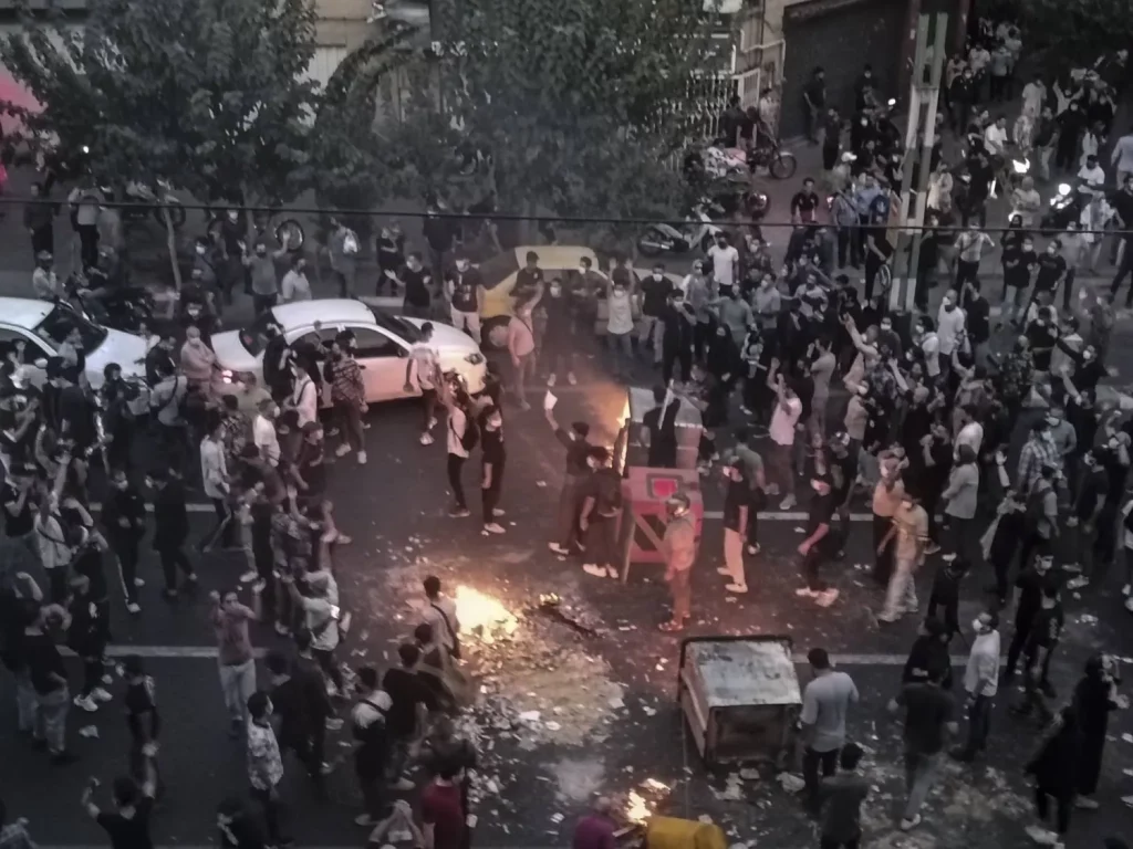 أنباء عن ملاحقة الأمن الإيراني عائلات ضحايا الاحتجاجات في ذكرى مهسا أميني