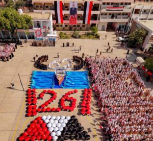 حل العيد الوطني الـ63 لثورة 26 سبتمبر 1962 واليمنيون ما يزالون يرزحون تحت تضييق ممنهج من مليشيا الحوثي التي حظرت أي مظاهر للاحتفاء بالثورة، وشنت حملات اختطاف واسعة طالت المئات في مختلف المحافظات الخاضعة لسيطرتها، في مسعى لطمس وهج المناسبة التي لا تزال حاضرة في وجدان الشعب باعتبارها رمزًا للحرية والانعتاق من الاستبداد. لقد شكلت ثورة 26 سبتمبر نقطة تحول مفصلية في تاريخ اليمن، إذ أنهت الحكم الإمامي الكهنوتي القائم على التمييز الطبقي والجهل والعزلة، وأعلنت ميلاد الجمهورية، فاتحةً الباب أمام التعليم الحديث وبناء الجيش الوطني والانفتاح على المحيط العربي والعالم. ونجح الثوار، بقيادة أحرار اليمن، في إفشال محاولات الإمامة وحلفائها الإقليميين والدوليين لإجهاض الثورة، رغم ما حظي به الملكيون من دعم خارجي واسع ذلك الحين، لتترسخ قيم الحرية والمواطنة المتساوية التي شكلت جوهر المشروع الجمهوري. ومنذ قيامها، ارتبطت ثورة 26 سبتمبر في وجدان اليمنيين بالنهضة الشاملة، حيث شهدت البلاد توسعًا في التعليم والصحة والبنية التحتية، وصولاً إلى تحقيق الوحدة اليمنية في 1990، وهي إنجازات ظلت تذكر الأجيال المتعاقبة بأهمية الدفاع عن الجمهورية. اليوم، يجد اليمنيون أنفسهم أمام واقع يعيد إلى الأذهان ممارسات الإمامة البائدة، بعد سيطرة مليشيا الحوثي على العاصمة صنعاء وأجزاء واسعة من البلاد منذ 21 سبتمبر 2014، حيث فرضت أيديولوجيا طائفية ومارست التمييز والإقصاء بحق مختلف فئات المجتمع. ومع حلول العيد 26 سبتمبر هذا العام، صعّدت المليشيا من قمعها، فداهمت منازل واعتقلت عشرات المواطنين لمجرد نشرهم عبارات أو صوراً مرتبطة بالمناسبة على مواقع التواصل الاجتماعي، ووسعت نطاق حملاتها لتطول أكاديميين وطلابًا وحتى موظفين حكوميين. ويعكس هذا القمع خشية الحوثيين من الارتباط الشعبي العميق بالثورة، التي شكلت منذ ستة عقود حاجزًا أمام عودة الحكم السلالي، إذ يدرك اليمنيون أن ما يمارس اليوم من تجهيل وتفقير ونهب ممنهج لا يختلف عن ممارسات الإمامة التي أسقطتها ثورة سبتمبر. كما أن الدعم الخارجي الذي يتلقاه الحوثيون من إيران وحلفائها، يذكّر بالدعم الدولي الذي حظي به الملكيون إبان حربهم ضد الثورة، ما يعزز لدى اليمنيين القناعة بأن معركتهم الراهنة امتداد طبيعي لصراع طويل بين مشروع جمهوري وكيان سلالي متغطرس. أمام هذا الواقع، يرى مراقبون أن استعادة الجمهورية لن تتحقق إلا بتوحيد الصف الوطني والسياسي، وتجاوز حالة الانقسام، والانتقال إلى مرحلة نضال عسكري وسياسي منظم بقائد جامع قادر على تحرير شمال اليمن ومؤسساته من قبضة الحوثيين، حفاظًا على مبادئ ثورة سبتمبر الخالدة.