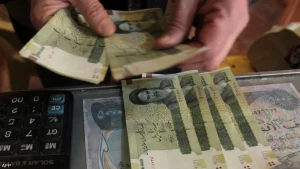 بعد إعادة العقوبات.. تراجع العملة الإيرانية إلى أدنى مستوى وتوقعات بتأثيرات سلبية على الإقتصاد الإيراني